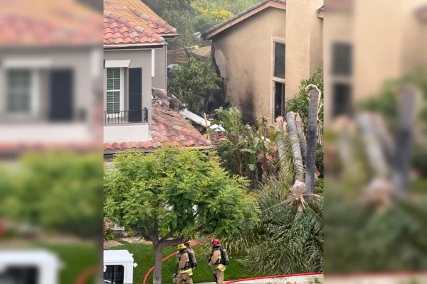 Imagem colorida de casas danificadas na Califórnia