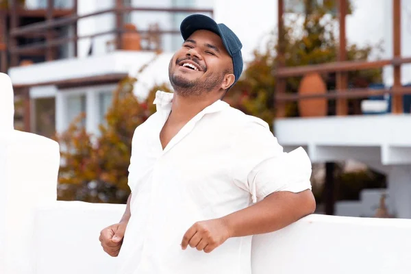Na imagem com cor, homem negro posa sorrindo - Metrópoles
