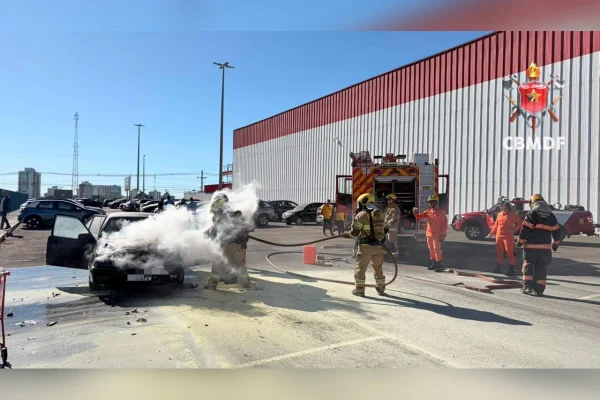 Bombeiros atendem incêndio em carro em Taguatinga