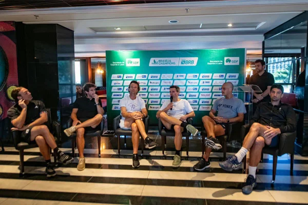Imagem colorida dos tenistass sentados durante coletiva de imprensa