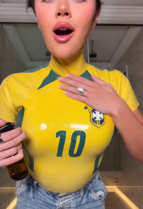Ligado ao fetichismo, látex é destaque em peças virais da Copa - destaque galeria