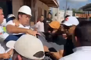 Seguranças e populares tentam separar Dr. Furlan e o homem envolvido na agressão