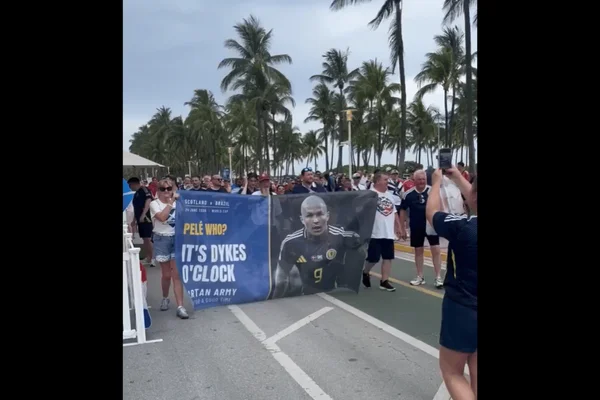 Torcida da Escócia exibe faixa provocando Pelé e Brasil
