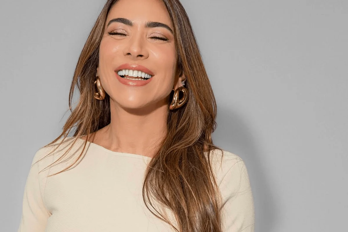 Patrícia Abravanel posa sorridente e de look branco Patrícia Abravanel posa sorridente e de look branco