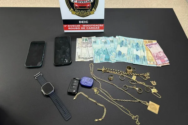 Imagem colorida mostra dinheiro e joias produtos de roubo encontrados pela Polícia Civil com dupla presa em São Paulo - Metrópoles