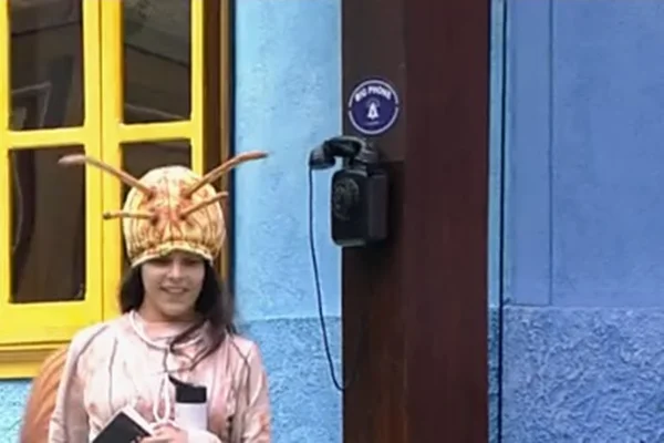 Emilly se deita ao lado do Big Fone no BBB 17: “Eu não consigo correr”