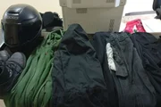 Policiais apreenderam um colete à prova de balas, drogas, câmeras de segurança, rádios comunicadores, balaclavas, celulares, pen drives e um videogame Policiais apreenderam um colete à prova de balas, drogas, câmeras de segurança, rádios comunicadores, balaclavas, celulares, pen drives e um videogame