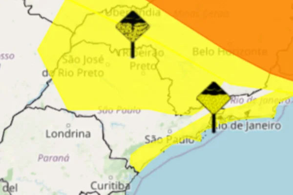 Imagem colorida mostra mapa do estado de São Paulo com mancha amarela sobre o interior, no canto esquerdo, e sobre a faixa litorânea, abaixo, à direita -Metrópoles