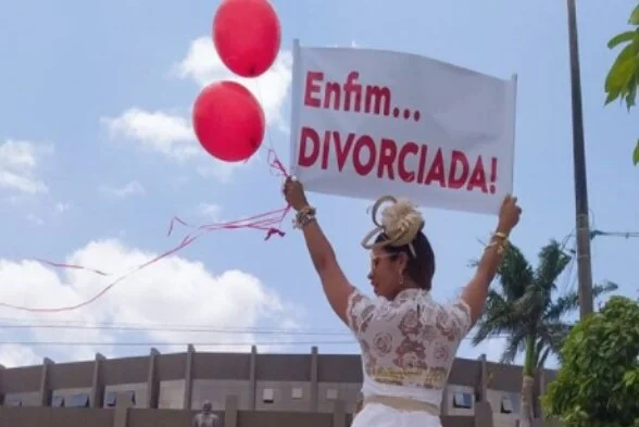 Empresária viraliza ao celebrar divórcio: “Quis extravasar a felicidade”