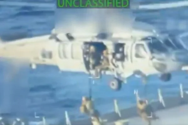 imagem colorida de ação militar dos EUA que resultou na apreensão de petroleiro na costa da Venezuela