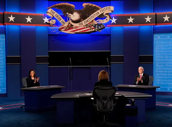 Kamala Harris e Mike Pence debatem