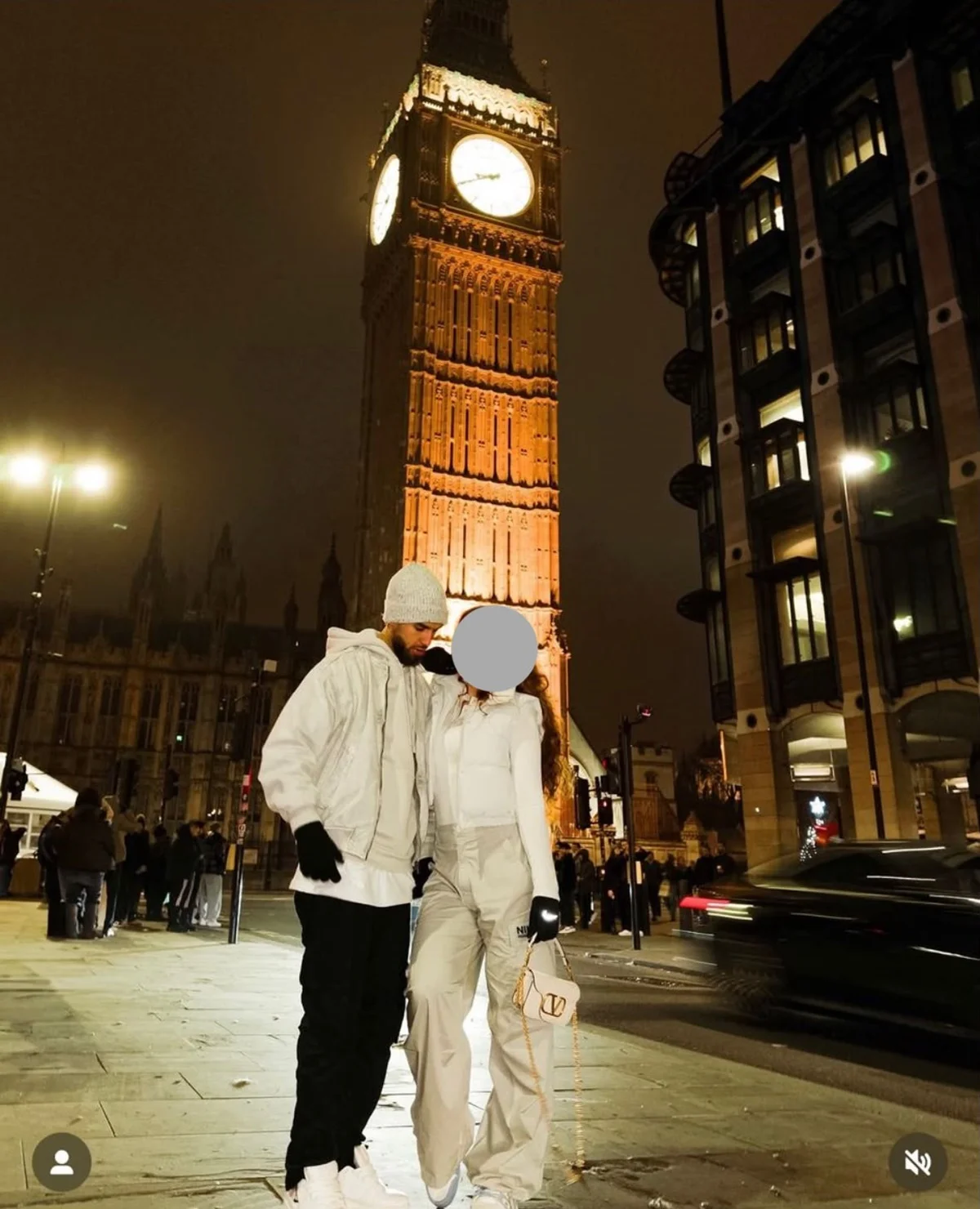 Jogador Jajá é clicado durante viagem a Londres