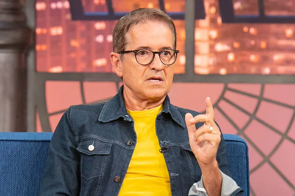 O jornalista Carlos Tramontina em entrevista ao programa The Noite, do SBT