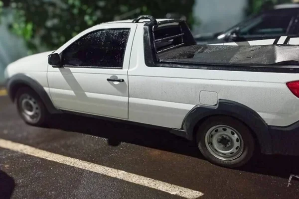 Veículo foi encontrado em frente a bar - Metrópoles