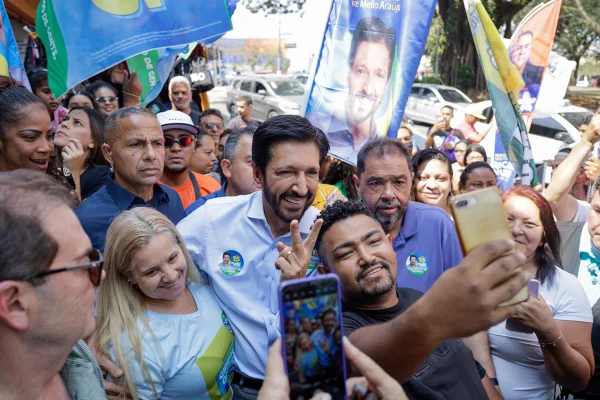 Imagem colorida mostra Ricardo Nunes em campanha - Metropóles