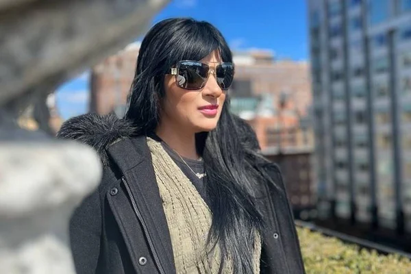Foto colorida de Fernanda Brum com óculos e roupa de frio - Metrópoles