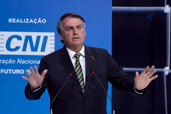 foto colorida de jair bolsonaro discursando