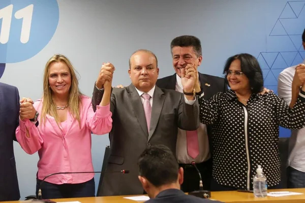 Celina Leão, de camisa rosa, Ibaneis Rocha, de terno e gravata rosa, Damares Alves, com camisa preta e detalhes rosa - Metrópoles