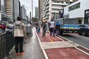 Tapumes usados em estações de metrô na Avenida Paulista Tapumes usados em estações de metrô na Avenida Paulista