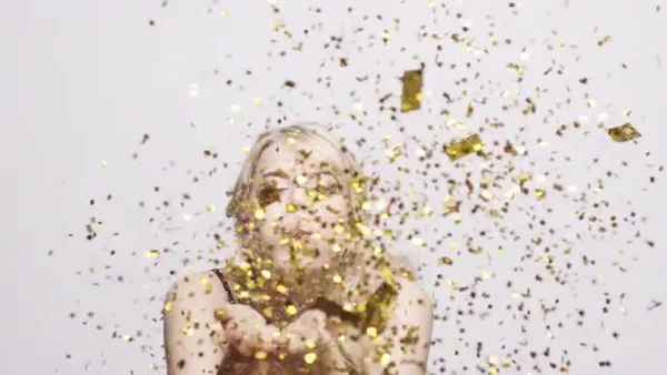 Glitter is the new black! Do esmalte ao delineador, o brilho não vai faltar neste carnaval