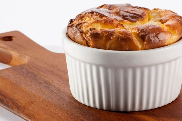 Suflê de goiabada em ramequim banco sob tábua de madeira - Metrópoles