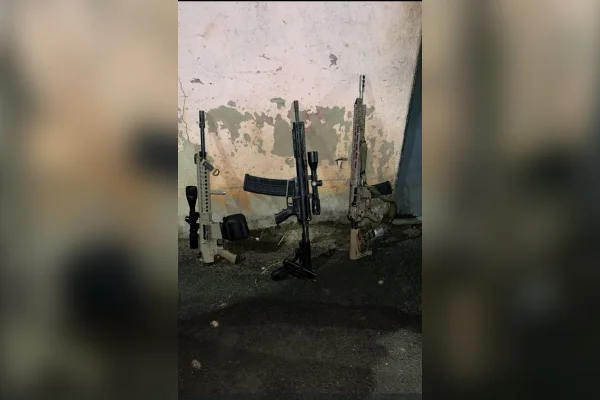 Drone com bombas e caos: guerra entre CV e milícia deixa mortos no RJ