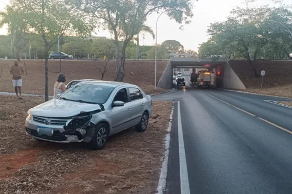 Imagem colorida de carro batido em frente à tesourinha
