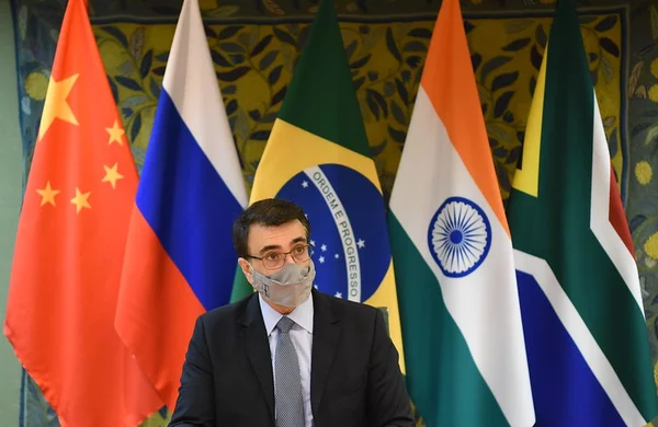 ministro carlos frança de máscara