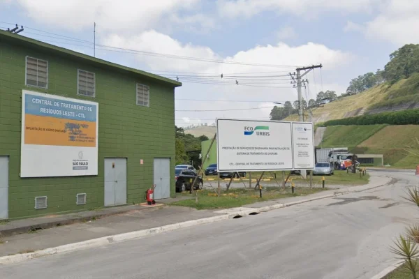Imagem mostra entrada de aterro sanitário - Metrópoles