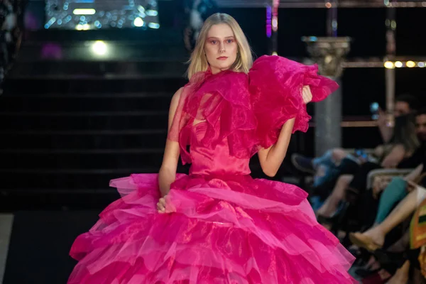 Na imagem com cor, modelo desfila no Brasília Trends Fashion Week - Metrópoles