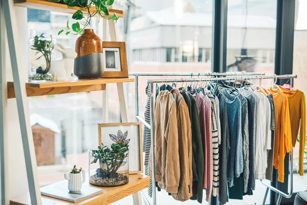 Tendência 2022! Cinco araras de roupa para ornamentar além do quarto