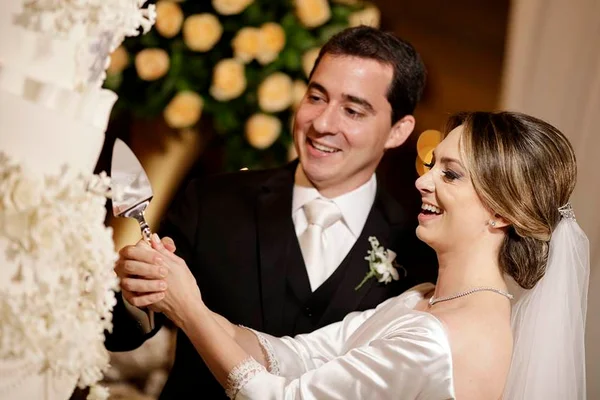 Fernanda Gontijo & Alex Tostas unem laços em cerimônia romântica