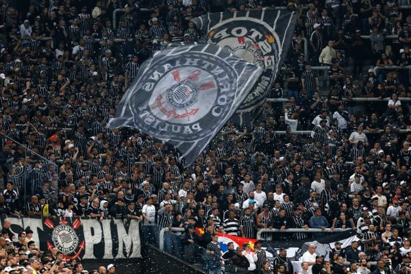 Prova de força: pressão da Fiel derruba diretor do Corinthians