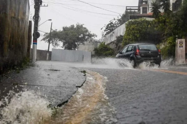 Imagem colorida mostra rua alagada em Sata Catarina - Metrópoles