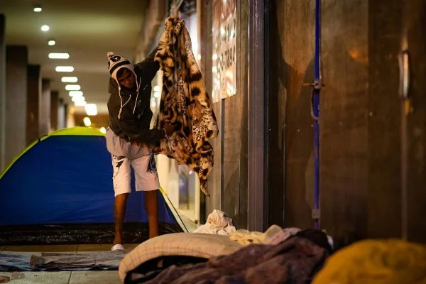 Rio de Janeiro lança programa de doações online para moradores de rua