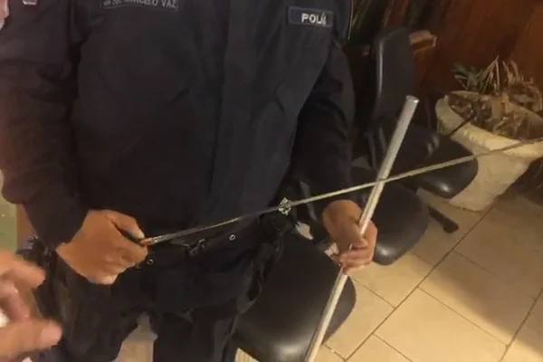 Homem tenta entrar com espada escondida na bengala em banco do DF