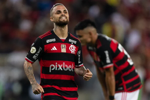 Imagem colorida de jogadores do Flamengo - Metrópoles