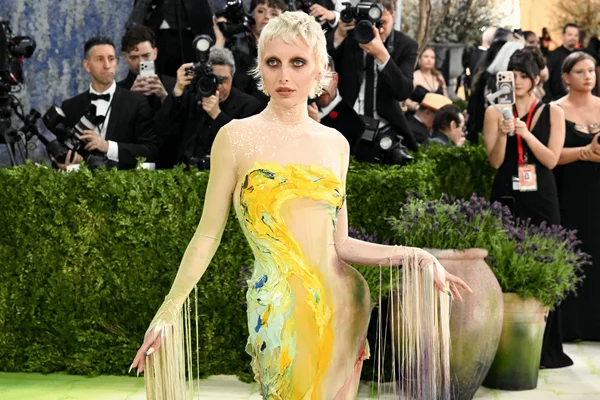 foto com cor. met gala 2026 - metrópoles