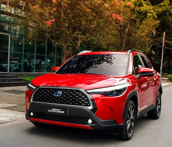 Corolla Cross híbrido e a combustão: prós e contras do SUV da Toyota