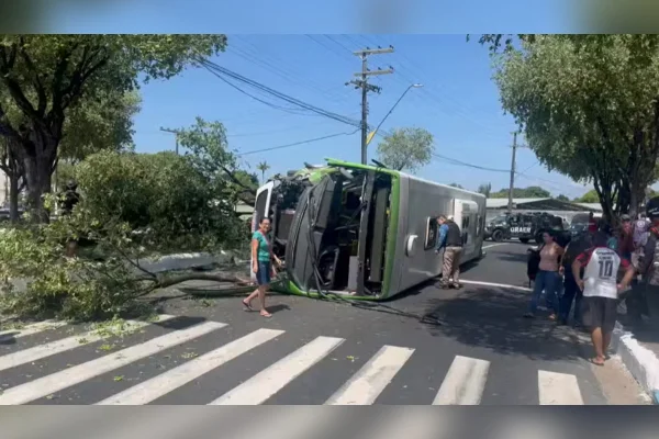 Ônibus capota e deixa mais de 20 feridos em Manaus