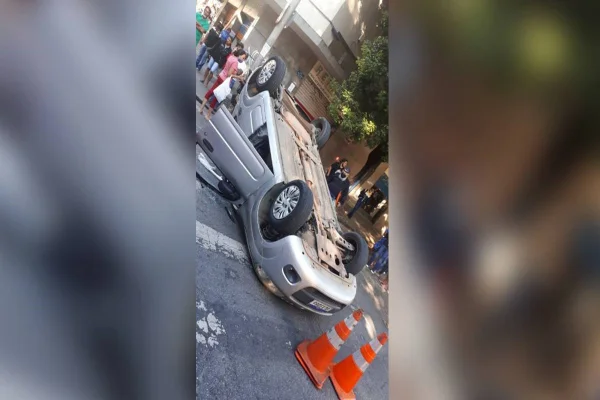 Carro ignora placa de “pare” e capota após batida no centro de BH