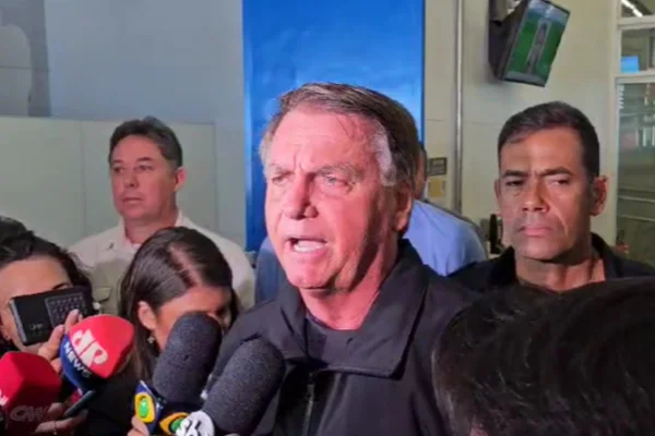 O ex-presidente Jair Bolsonaro dá entrevista no aeroporto de Brasília - Metrópoles