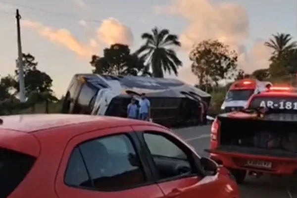 Imagem colorida de ônibus de turismo capotado na BR-101, na Bahia - Metrópoles