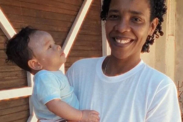 Imagem colorida de Maria Rita Bispo dos Santos com o filho Artur - Metrópoles