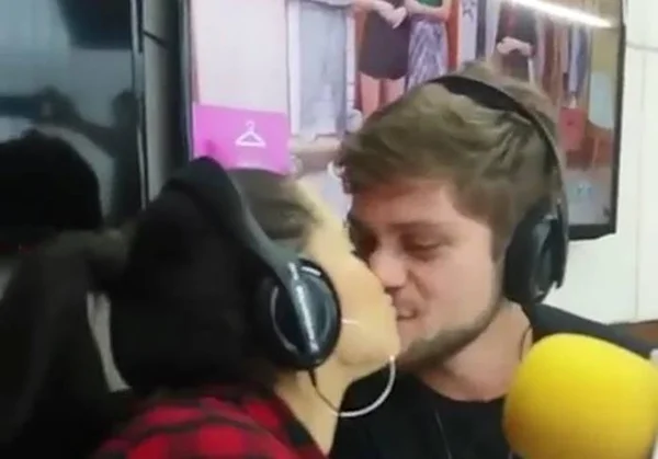 Ex-BBB Breno pede Paula em namoro ao vivo durante programa de rádio