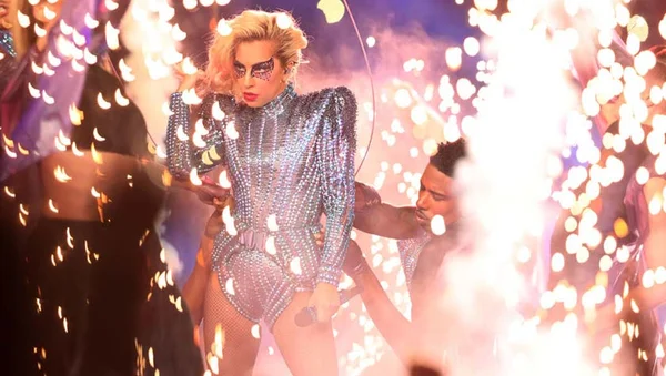 Lady Gaga mostra que está em ótima forma durante show no Super Bowl