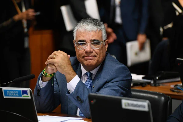 imagem colorida mostra senador eduardo girão - metrópoles