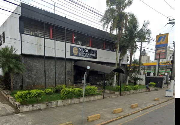 imagem colorida mostra fachada de delegacia de polícia no guarujá- metrópoles