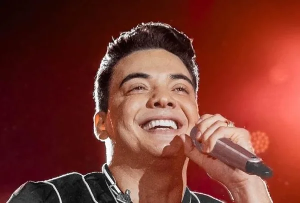 Wesley Safadão, cantor brasileiro. Ele tem cabelos curtos e pretos e pele clara - Metrópoles