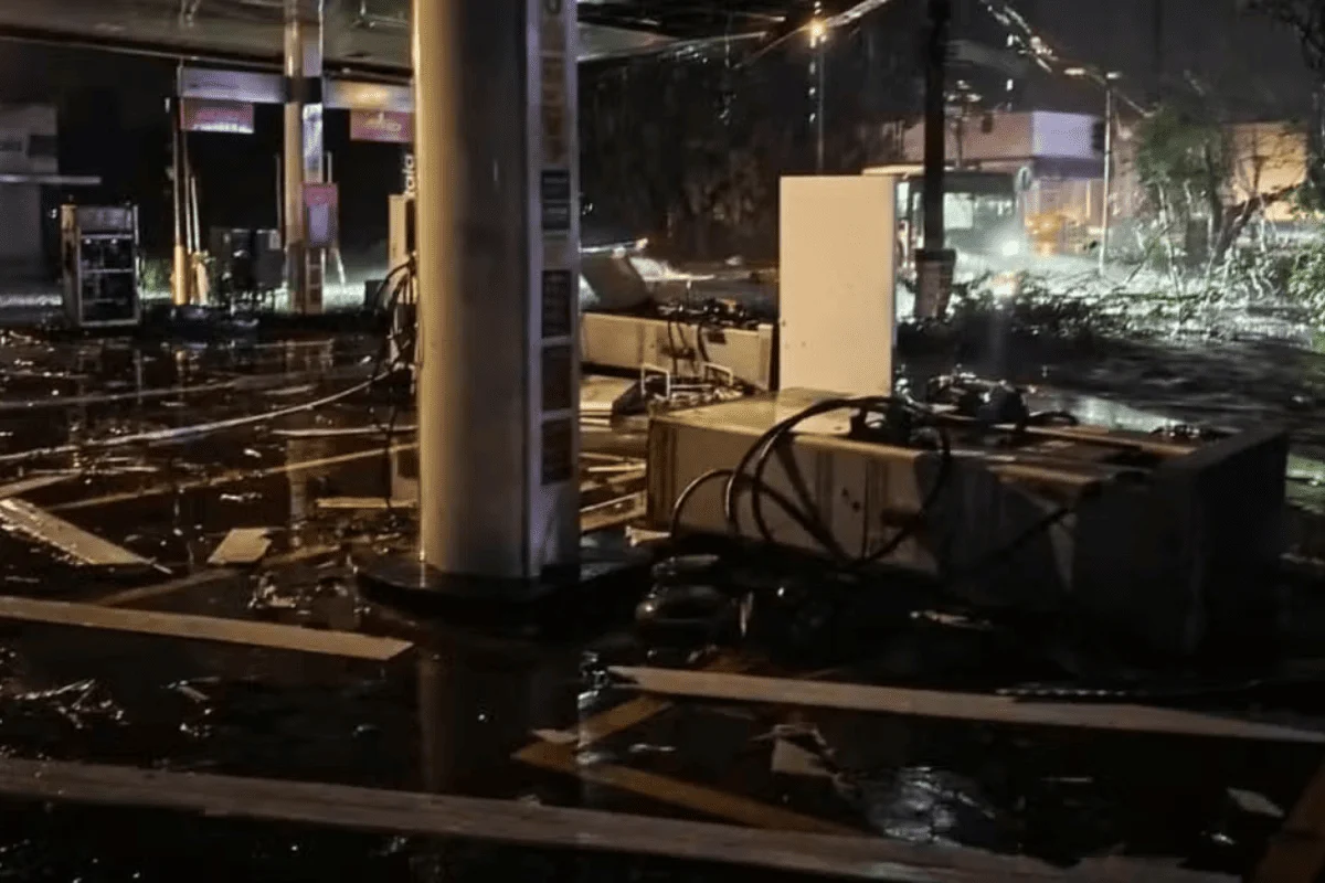 Temporal estaria relacionado com entrada de frente fria na cidade. A forte chuva resultou em quedas de árvores e destelhamentos Temporal estaria relacionado com entrada de frente fria na cidade. A forte chuva resultou em quedas de árvores e destelhamentos